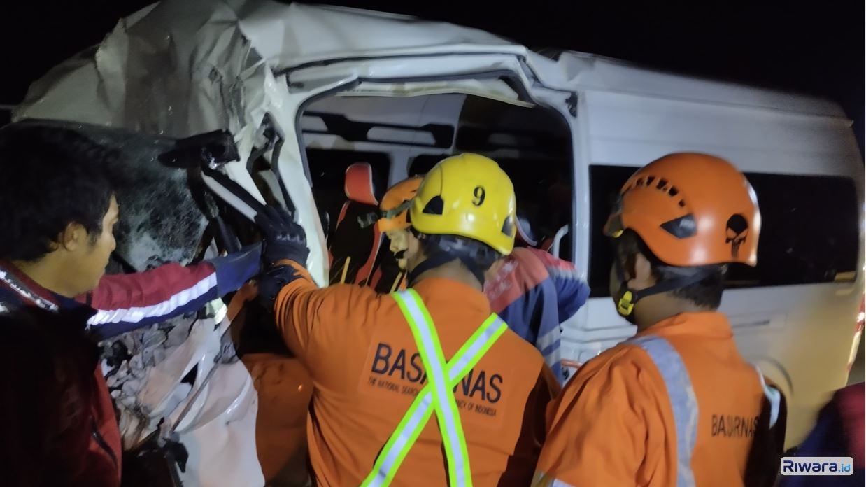 Rescuer Basarnas mengevakuasi korban kecelakaan lalu lintas yang terjepit di kabin kendaraan